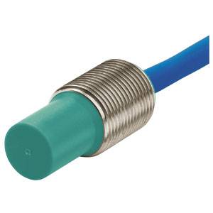 Ein zylindrischer, metallischer Sensor mit grünem Kopf und blauem Kabel. Geeignet für industrielle Anwendungen zur Objekterkennung.