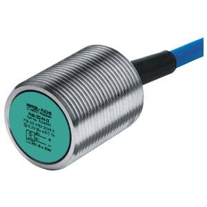 Zylindrischer induktiver Sensor, silbernes Metallgehäuse mit blauem Kabel. Geeignet für präzise Objekterkennung in Industrieanwendungen.