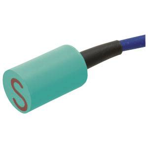 Ein zylindrischer Sensor mit grünem Gehäuse und rotem 'S' an der Spitze. Ein blaues Kabel ist damit verbunden.