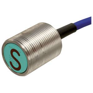 Ein zylindrischer Sensor mit geriffelter Metalloberfläche und blauem Kabel. Auf der Vorderseite ist ein großer Buchstabe 'S'.