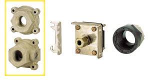 Mehrere Komponenten eines Ventils in einer Reihe dargestellt, inklusive Gehäuseteil, Befestigungselement und Anschlussadapter.