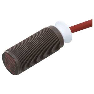 Zylindrischer Sensor mit geripptem Gehäuse und rotem Kabel. Eignet sich für industrielle Anwendungen zur Objekterkennung.