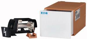 Elektrischer Sicherungseinsatz mit Gehäuse. Links sind Sicherungsbauteile mit Blitzsymbol auf schwarzem Hebel erkennbar.