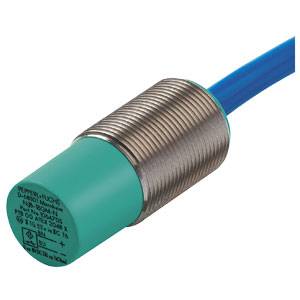 Zylindrischer Sensor mit blauem Kabel, metallischem Gewinde und grünem Kopf, verwendet zur Objektserkennung und Automatisierung.