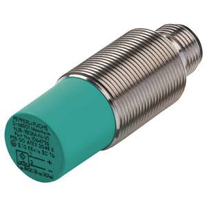 Zylindrischer Näherungsschalter mit einem grünen Kopf und Metallgehäuse, zum Erkennen von Objekten in automatisierten Systemen.