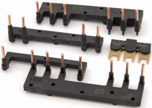 Mehrere schwarze elektrische Leiterplatten mit herausragenden Kupferstiften in verschiedenen Anordnungen, möglicherweise zur Stromverteilung.