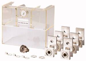 Ein transparentes Plastikgehäuse mit Metallhaltern und Schrauben, genutzt zur sicheren Befestigung und Verbindung elektrischer Komponenten.