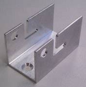 Ein rechteckiger Aluminiumwinkel mit vier Bohrungen und zwei schmalen Ausschnitten, geeignet für industrielle Befestigungen.