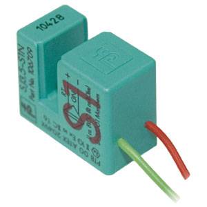 Kleines, türkisfarbenes elektrisches Relaismodul mit zwei abgehenden Kabeln in rot und grün. Modellbezeichnung und technische Angaben sind aufgedruckt.