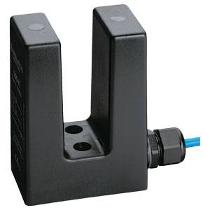 Ein schwarzer, U-förmiger Sensor mit einem blauen Kabelanschluss auf der rechten Seite. Der Sensor dient zur Objekterkennung oder Messung.
