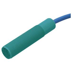 Grüner zylindrischer Sensor mit geripptem Gehäuse und blauem Kabel, oft verwendet in der Industrie zur Objekterkennung.