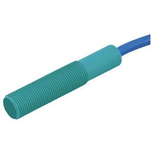 Ein zylindrischer, geriffelter, blauer Sensor mit Kabel, horizontal ausgerichtet. Geeignet zur Erkennung von Metallteilen.