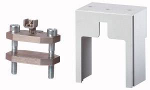 Ein Metall-U-förmiger Halter neben einer klemmenartigen Vorrichtung aus Metall mit zwei Schrauben, wahrscheinlich zur Befestigung.