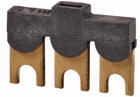 Ein schwarzer Einsatz mit drei goldenen Stiftverbindungen, die eine elektrische Verbindung ermöglichen.