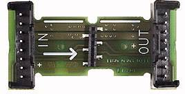 Elektronisches Bauteil mit einer Schaltungsbrücke. Links ein Eingang ('IN') und rechts ein Ausgang ('OUT') markiert.