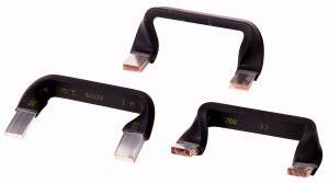 Drei schwarze, gebogene Metallstreifen mit kupferfarbenen Enden und gelber Beschriftung, möglicherweise elektrische Sammelschienen.