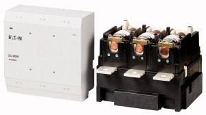 Ein dreipoliger elektrischer Schalter neben einem weißen Gehäuse, mit Eaton-Logo.