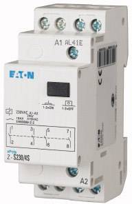 Ein weißes elektrisches Schaltgerät mit blauem Firmenlogo oben links. Enthält technische Symbole und Text. Oben sind mehrere Schraubenanschlüsse sichtbar.