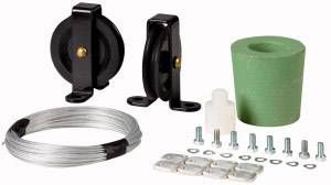 Ein Set bestehend aus zwei schwarzen Rollen, einem grünen Kunststoffzylinder, einem Drahtbündel und mehreren Schrauben und Bolzen.