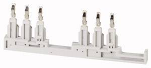 Ein weißer Stecker mit fünf Metallstiften, die senkrecht aus einer Kunststoffbasis herausragen. Wird für elektrische Verbindungen verwendet.