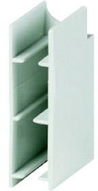 Ein hellgrauer, vertikal stehender Kunststoffblock mit mehreren Rillen.