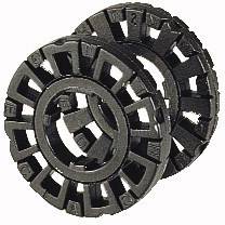 Zwei schwarze Zahnräder ineinander verzahnt, aus Kunststoff, auf hellem Hintergrund.