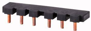 Ein schwarzer Steckverbinder mit sechs Kupferstiften zur elektrischen Verbindung in elektronischen Schaltungen.