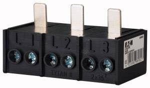 Eine schwarze elektrische Anschlussklemme mit drei Steckplätzen, beschriftet mit 'L1', 'L2', 'L3'. Geeignet für zweiphasige Leitungen.