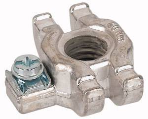 Metallische Einschubmutter mit Flügeln und einer Schraube an der Seite, für Befestigungszwecke in industriellen Anwendungen.