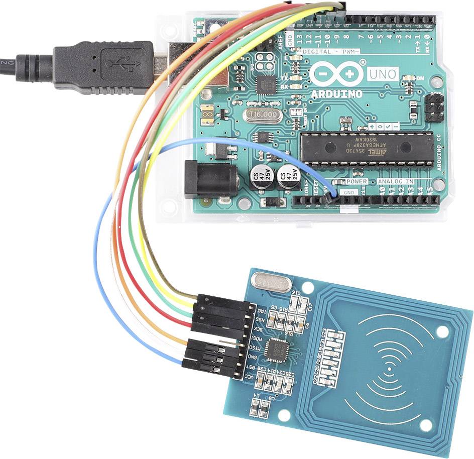 Arduino-Board mit Kabeln verbunden zu einem RFID-Lesegerät. Zeigt die Verbindung für ein Elektronikprojekt.