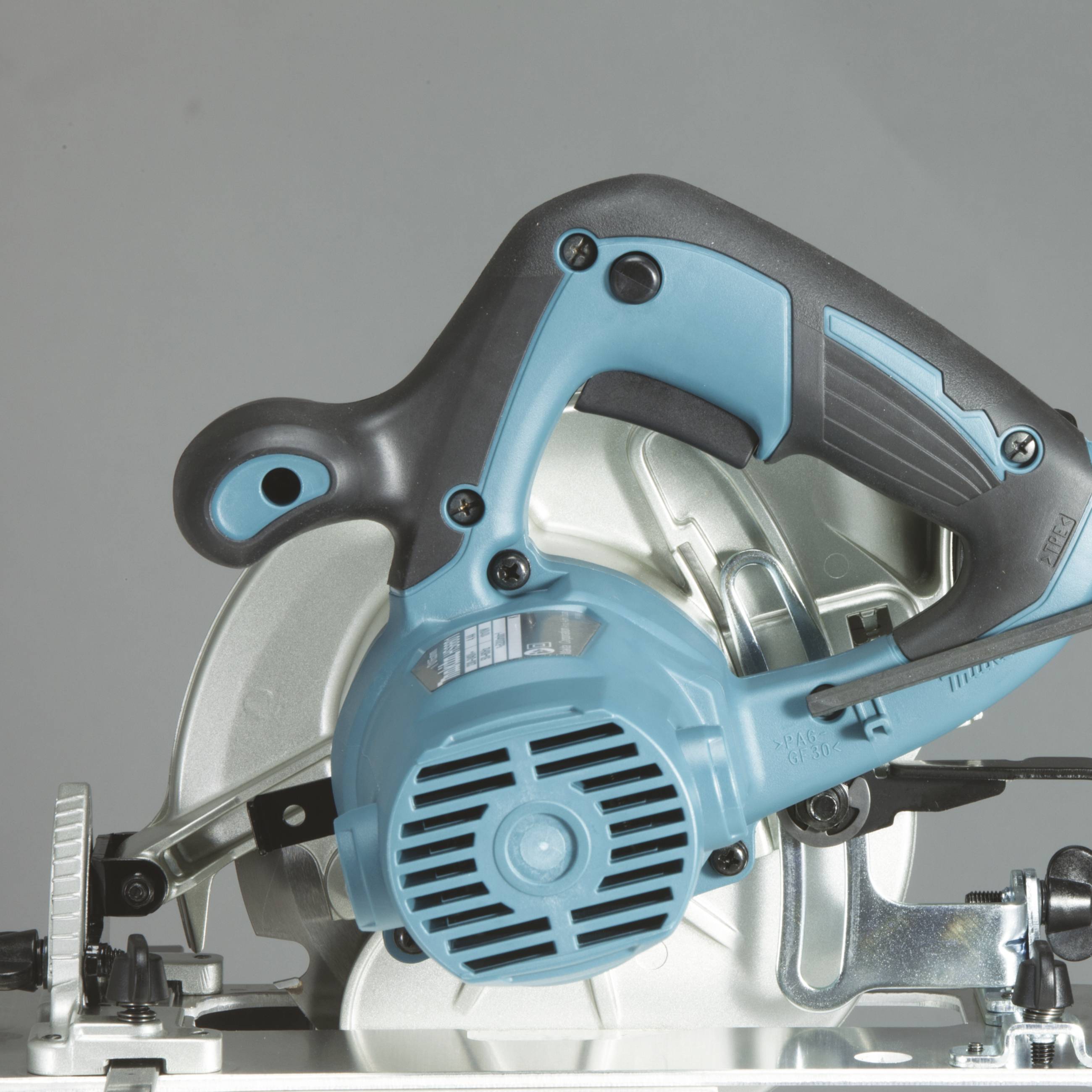 Elektrische Handkreissäge mit blauem Gehäuse und schwarzem Griff, auf einem grauen Hintergrund. Geeignet zum Schneiden von Holz.