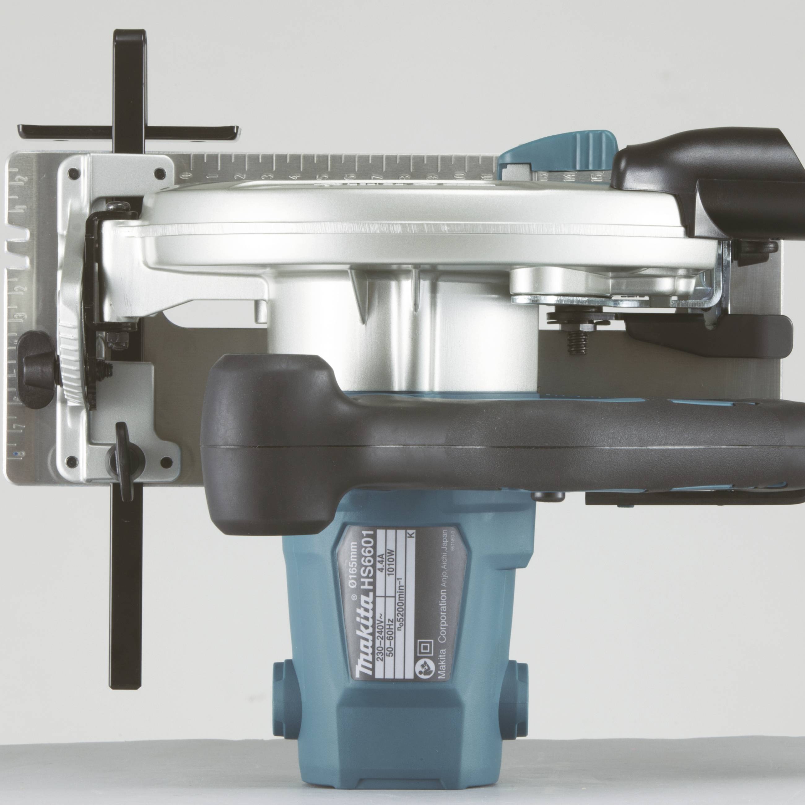 Eine elektrische Handkreissäge von der Seite gezeigt. Sie hat ein blaues Gehäuse und eine silberne Klinge mit einem schwarzen Griff.