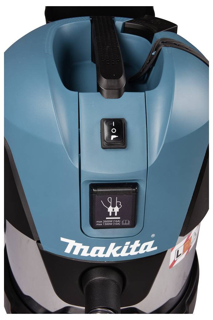 Eine Nahaufnahme eines blauen Makita-Staubsaugers, der den Stromschalter und den Kabelaufbewahrungsbereich zeigt.