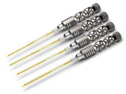 Vier feinzahnige Werkzeuge mit goldenen Spitzen und strukturierten Griffen liegen parallel zueinander auf einer weißen Oberfläche.