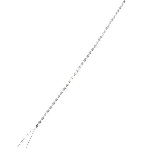 Eine lange, dünne Metallnadel mit einem gebogenen Ende und einem kleinen Haken zeigt nach rechts. Sie wird zum Perlensticken verwendet.