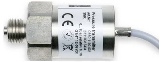 Ein schwarzer zylindrischer Elektrostecker mit mehreren Buchsenkontakten, auf der Seite mit 