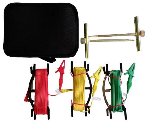 Ein Set mit elektrischen Drähten in Rot, Gelb und Grün mit Krokodilklemmen, einem Erdungsstab und einer schwarzen Tasche.