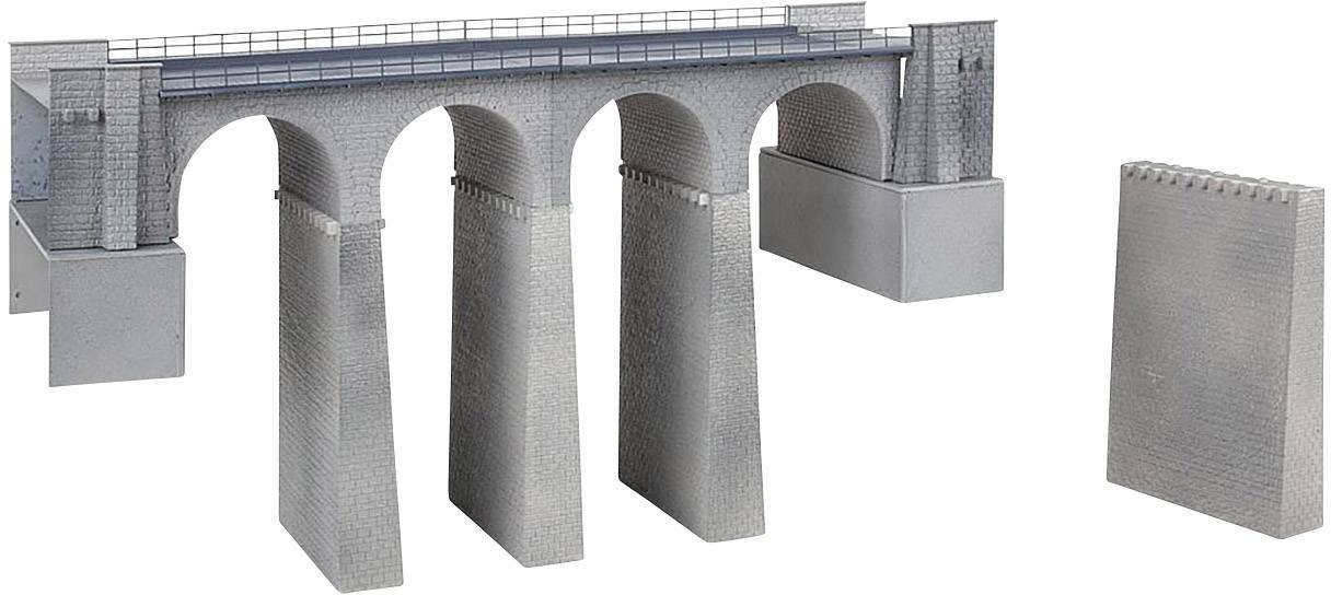 Graue Eisenbahnbrücke mit drei Bögen und massiven Brückenpfeilern; daneben eine quadratische Betonwand.