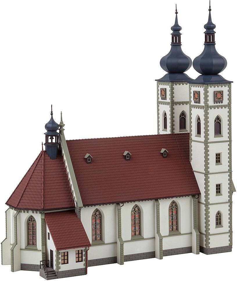 Eine Kirche im gotischen Stil mit zwei markanten Türmen und roten Dächern. Die Architektur wirkt historisch und detailreich gestaltet.