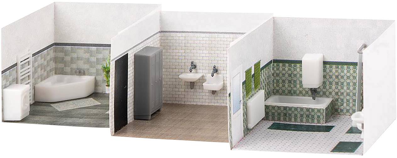 Ein Miniaturmodell eines Badezimmers mit Badewanne, Waschbecken, Spiegel und Toilette, gezeigt in drei separat dargestellten Räumen.