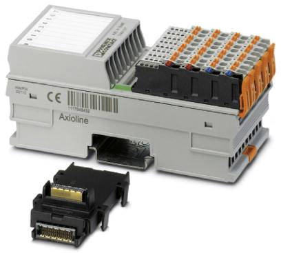 Modulares elektrisches Anschlussmodul mit mehreren orangefarbenen und schwarzen Klemmen, daneben ein schwarzer Adapterstecker.