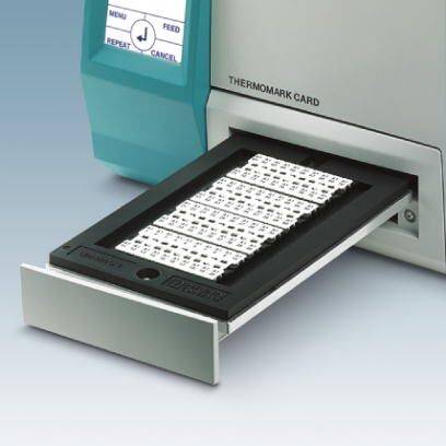 Ein Thermodrucker druckt Etiketten auf einer Karte. Auf der linken Seite befinden sich Bedienelemente: 'Repeat', 'Cancel'.