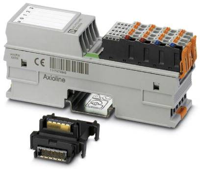 Ein graues DIN-Rail-modulares Automatisierungsgerät mit Anschlussklemmen und ein separater Steckeradapter, seitlich dargestellt.