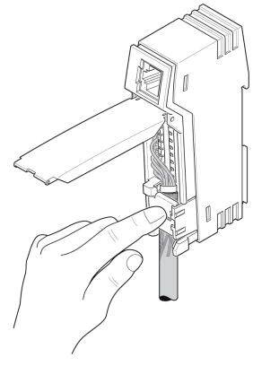 Eine Hand zeigt auf einen geöffneten, montierten Netzwerkkabel-Adapter; Kabel sind im Adapter sichtbar.