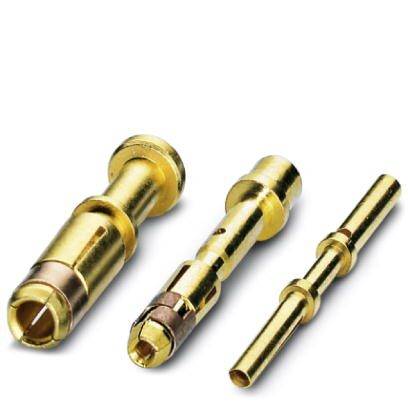 Drei goldene Steckverbinder unterschiedlicher Größe nebeneinander auf weißem Hintergrund. Sie sind zylindrisch und metallisch glänzend.