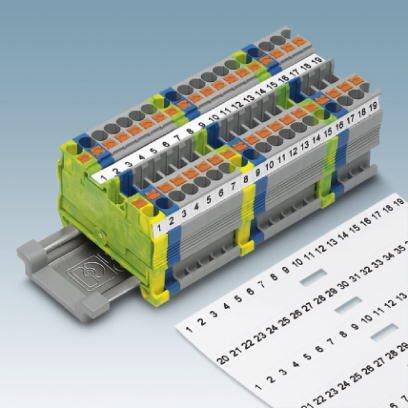 Mehrreihige Reihenklemme mit nummerierten Steckplätzen und herausnehmbaren Beschriftungen für elektrische Verbindungen.