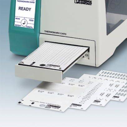 Ein Beschriftungsdrucker mit gedruckten Etiketten, bereit zum Gebrauch. Geräteanzeige zeigt 'READY'.