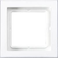Ein quadratischer, weißer Lichtschalterrahmen ohne Schalter, vor einem weißen Hintergrund montiert.