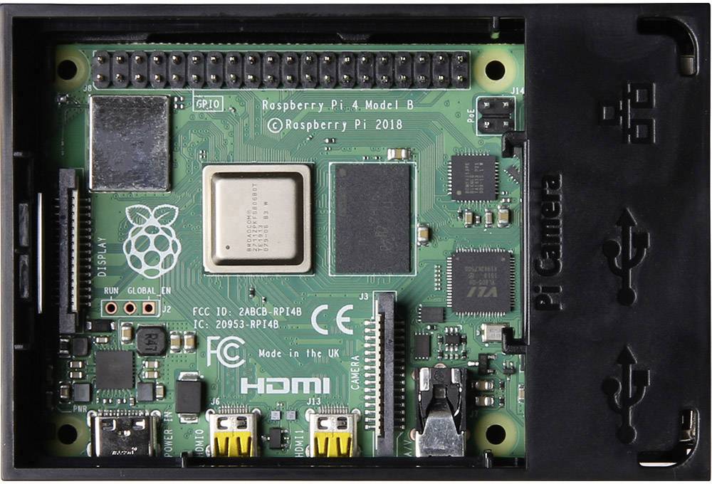 'Raspberry Pi 4 Model B' Platine in einem Gehäuse. Sie zeigt Anschlüsse und den Hauptprozessor, mit der Aufschrift 'Raspberry Pi 2018'.