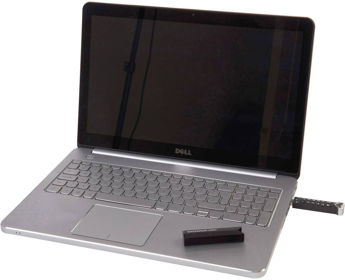 Ein silberner Laptop mit schwarzem Bildschirm und einer Tastatur, auf der rechten Seite ist ein USB-Gerät eingesteckt.
